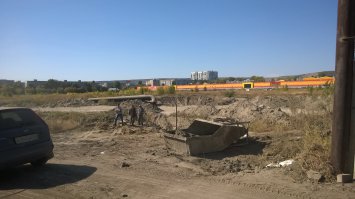 Не функционирует? Слухи о восстановлении? 
ВОТ как выглядит ныне Саратовский Авиационный Завод. 
(Фото сделано с места бывшей центральной проходной)
Вдали виднеется нечто оранжевое - это ТЦ "Оранжевый", переоборудовавший производственный корпус в АшанОбиТоргуйПродавай.
Фантастика.