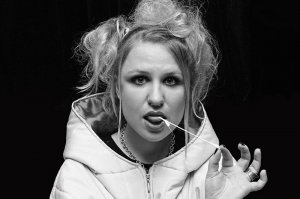 Я бы некоторых личностей типа вот этой привязал к стульчику, хорошо зафиксировал и нехай смотрит этот и другие подобные ролики по кругу