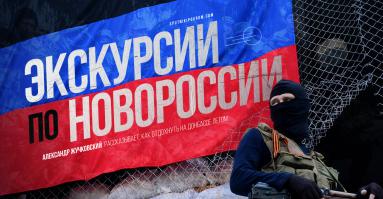 Как поехать на экскурсию в Новороссию?

Уважаемые господа!

Ответив за последний месяц на сотни писем потенциальных добровольцев, я убедился в необходимости выдать «окончательную бумажку», которая исключает дополнительные вопросы, коих в ходе переписки возникает великое множество. Время, силы и меры предосторожности не позволяют мне вступать в откровенные разговоры со всеми желающими, поэтому я составил нечто вроде инструкции для желающих прибыть в Новороссию и встать на защиту русских земель от украинских сепаратистов. Впредь при соответствующих запросах буду ссылаться только на этот текст:

1. Обращаться ко мне следует только тогда, когда Вы уже знаете точную дату и точное время своего прибытия в Ростов-на-Дону. На границе и на местах ситуация постоянно меняется, поэтому договариваться за неделю и, тем более, за месяц просто нет смысла.

2. За сутки до прибытия в Ростов Вы пишете на почту agstrog@gmail.com, сообщаете о своей полной готовности и получаете предварительную инструкцию. Из Ростова связываетесь со мной по (полученному в ходе переписки) телефону для того, чтобы я связал Вас с координатором на границе. Из города добираетесь своим ходом до населенного пункта, куда Вас направил координатор. От границы Вас (одного или в составе группы) направляют в Луганск или Донецк.

3. Дальнейшее место прохождения службы уже зависит от Вас. Вы можете остаться в Луганске или Донецке, а можете сами или (предварительно познакомившись и договорившись) с группой желающих направиться в Славянск или иной населенный пункт, требующий усиления. Как, куда и по какой дороге добраться, Вам всегда подскажет командование местного ополчения.

4. Если Вы украинский сепаратист, провокатор или сотрудник СБУ и других преступных организаций, крайне не рекомендую под видом добровольца выходить на меня в целях последующего «разоблачения» коридора. В результате будете разоблачены Вы с плачевными для себя последствиями.

5. Ранее я советовал брать с собой личную форму и экипировку. Теперь же ввиду осложнения ситуации на границе и на местах (риск столкновения с противником увеличился), рекомендую до места окончательного расположения ехать в штатском и иметь про запас сумму денег (желательно не менее 20 тысяч рублей, которые обменяете на гривны): на них Вы закупите себе снаряжение в Луганске или Донецке. Конечно, командование старается минимально обеспечивать ополченцев, но практика показывает, что в этом вопросе лучше рассчитывать на себя (форма часто кончается, размер может быть не ваш и так далее.).

6. Информации большей, чем написано в этой инструкции, Вы не получите. От наивных или провокационных вопросов (о том, где проходят коридоры, об оружии и тому подобных) прошу воздержаться. Все ответы и детали Вы получите только на месте прохождения службы после дополнительной проверки Вашей личности.

7. Если Вы собрались в Новороссию, то будьте готовы к различным рискам на различных этапах прохождения этого пути. Следует быть готовым ко всяким неожиданностям, задержкам и неудачам. На протяжении месяца мы старались обеспечить добровольцам беспрепятственный проход, но — повторяю — ситуация может меняться и риски повышаются. Как бы то ни было, пример множества людей говорит об одном: если человек, желающий прибыть в Новороссию, обладает целеустремленностью и высокой мотивацией, он обязательно туда прибудет и встанет в ряды ополчения.

Удачи!