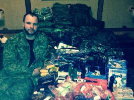 02.07.2014. Сообщение от Александра Жучковского

О наших действиях и ваших средствах на нужды ополчения Славянска.
После нашего последнего посещения Славянска мы вновь выехали на неделю в РФ. Я находился в Ростове, где принимал добровольцев и грузы. Олег Мельников ездил в Москву для заказа большой партии обуви для ополченцев (закупить обувь и снаряжение нам поручил Игорь Стрелков). Сегодня мы вернулись в Славянск и доставили в "воинскую столицу" Новороссии: 12 добровольцев - один из Крыма, остальные из Москвы и Петербурга (среди них есть один монах); двоих врачей - один прилетел из Финляндии, другой по первому зову, несмотря на серьезный ушиб ноги (он сильно хромает), сел в Москве на самолет и прилетел в Ростов; очередную партию груза и техсредств для ополчения.
***
С момента последнего отчета от 23 июня ( на наши счета поступило 1 млн. 620 тыс. рублей (150 тыс. оставалось с прошлых закупок = 1 млн. 770 тыс.)
На эти средства было закуплено (позиции по одной или неск. штук - по заказу отдельных ополченцев):
Берцы 700 пар - 700 000 (заказали оптом по 1 тыс. за пару, сейчас привезли 300 пар, еще 400 ждут в Москве отправки).
Разгрузочные жилеты 60 шт. - 99 000.
Камуфляж 20 костюмов - 35 000.
Рюкзаки 7 шт. - 11 800.
Наколенники 10 шт. - 4 400.
Банданы, футболки, носки - 20 000.
Ремни поясные 20 шт. - 6 000.
Перчатки 6 шт. - 5 300.
Бинокли 8 шт. - 34 000.
Пистолетные кобуры 3 шт. - 1 500.
Фонари 3 шт. - 3 700.
Фляги 8 шт. - 1 600.
Очки защитные 20 шт. - 3 500.
Квадракоптер (мини-беспилотник) - 65 000 (его мы отдали Луганску, см. фото - над устройством уже "колдует" опытный ополченец).
Телефоны-рации 10 шт. - 70 000 (несколько обычных раций, кот. на фото, нам подарили).
Сим-карты и оплата моб. связи новым добровольцам - 7 500.
Металлодетекторы 5 шт. - 25 000.
"Глушилки" 3 шт. - 60 000.
Аккумулятор с солн. батареей - 7 000.
Сухое топливо - 20 000.
Арбалет - 15 000.
Сигареты - 12 000.
Медикаменты - 50 000.
Транспортировка людей и груза - 45 000.
Расходы на переезды и моб. связь - около 20 000.
Итого: 1 млн. 320 тыс. руб.
Остаток: 450 000 руб.
Напомню также, что мы имеем остаток почти 300 тыс. на заблокированных счетах: ПейПал - 255, Яндекс-деньги - 40 тыс. Эти службы пока тянут с решением проблемы, но обещают дать возможность вывести средства.
***
На сегодня переводы для ополчения Славянска можно делать по следующим реквизитам:
Карта Сбербанка: 4276 5500 3068 4065
Qiwi-кошелек: +79034992856
Webmoney R576729266146

Из-за рубежа - через WebMoney или через Western Union - для этого нужно написать мне на почту agstrog@gmail.com, чтобы получить ФИО человека, который сможет получить перевод в Москве и передать нам.
***
От лица ополчения Славянска благодарю всех вас за то, что поддерживаете нас уже на протяжении 1,5 месяцев, а также сайт "Спутник и Погром" и страницу vk.com/strelkov_info за постоянную публикацию наших реквизитов (напомню, что Стрелков лично поблагодарил эти ресурсы за поддержку - .

Сейчас мы хотим отдохнуть от командировок и продолжить службу в Славянске. Позже оставшиеся (и продолжающие поступать) средства будут направлены на приобретение всего необходимого для ополченцев. В том числе на популярные "муляжи"; на этот раз мы их не закупали, так как возникли сложности с их транспортировкой.