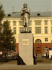 Памятник погибшим шахтерам скульптор ЭРНСТ НЕИЗВЕСТНЫЙ 
Памятник Михайло Волкову первооткрывателю  руд Кузнецких подарен бескорыстно скульптором Евгением Барановым
Памятник Николаю Архиповичу Леонову нашему земляку дважды Герою Советского Союза первый вышел в открытый космос,аэропорт Кемерово назван его именем также там выставка его картин,бюст создан народным художником СССР Львом Кербелем
Памятник абсолютному чемпиону мира по высшему пилотажу, обладателю 24 золотых и 5 серебряных медалей, заслуженному мастеру спорта СССР Владимиру Давыдовичу Мартемьянову,Автор монумента скульптор Евгений Тищенко.