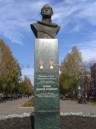 Памятник погибшим шахтерам скульптор ЭРНСТ НЕИЗВЕСТНЫЙ 
Памятник Михайло Волкову первооткрывателю  руд Кузнецких подарен бескорыстно скульптором Евгением Барановым
Памятник Николаю Архиповичу Леонову нашему земляку дважды Герою Советского Союза первый вышел в открытый космос,аэропорт Кемерово назван его именем также там выставка его картин,бюст создан народным художником СССР Львом Кербелем
Памятник абсолютному чемпиону мира по высшему пилотажу, обладателю 24 золотых и 5 серебряных медалей, заслуженному мастеру спорта СССР Владимиру Давыдовичу Мартемьянову,Автор монумента скульптор Евгений Тищенко.