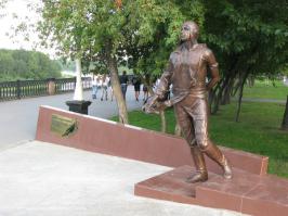 Памятник погибшим шахтерам скульптор ЭРНСТ НЕИЗВЕСТНЫЙ 
Памятник Михайло Волкову первооткрывателю  руд Кузнецких подарен бескорыстно скульптором Евгением Барановым
Памятник Николаю Архиповичу Леонову нашему земляку дважды Герою Советского Союза первый вышел в открытый космос,аэропорт Кемерово назван его именем также там выставка его картин,бюст создан народным художником СССР Львом Кербелем
Памятник абсолютному чемпиону мира по высшему пилотажу, обладателю 24 золотых и 5 серебряных медалей, заслуженному мастеру спорта СССР Владимиру Давыдовичу Мартемьянову,Автор монумента скульптор Евгений Тищенко.