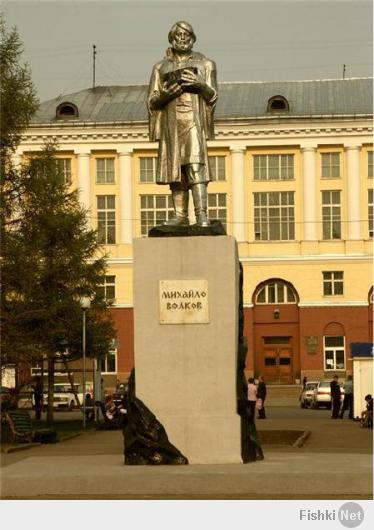 Памятник погибшим шахтерам скульптор ЭРНСТ НЕИЗВЕСТНЫЙ 
Памятник Михайло Волкову первооткрывателю  руд Кузнецких подарен бескорыстно скульптором Евгением Барановым
Памятник Николаю Архиповичу Леонову нашему земляку дважды Герою Советского Союза первый вышел в открытый космос,аэропорт Кемерово назван его именем также там выставка его картин,бюст создан народным художником СССР Львом Кербелем
Памятник абсолютному чемпиону мира по высшему пилотажу, обладателю 24 золотых и 5 серебряных медалей, заслуженному мастеру спорта СССР Владимиру Давыдовичу Мартемьянову,Автор монумента скульптор Евгений Тищенко.