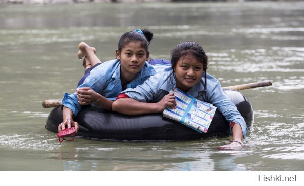 Девочки из Непала ежедневно добираются до школы вплавь, т.к. местные власти так и не построили обещанный мост через реку Трисули