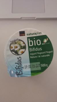 В Швейцарии почти на всех продуктах два срока годности.
Первый: можно продавать.
Второй: можно употреблять.

После истечения первого срока, продукты отдаются безвозмездно.
Вот баночка йогурта