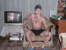 Нахрена какая-то скатерть под телевизором? и зачем вместо того, чтоб поставить DVD на телик, его ставят на пол на кусок пенопласта?