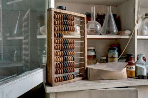 Мне кажется эта лаборатория в латвии до сих пор действующая)) Что-то они там смешивают...