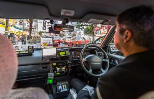 Сколько прибамбасов у таксиста...