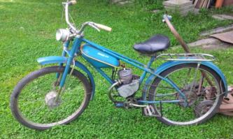 У меня вот такой был, точно такого же цвета во втором классе (1983 год)!!! Правда я его толкал чаще, чем на нем ездил))