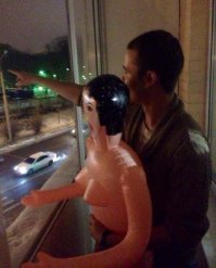 А эта конкретно прикольная - знакомит ее со своим районом, значит у них все хорошо. Была бы шмара какая выгнал бы нах..., а тут вот она - романтика!