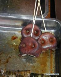 Девчонке хохлец походу. Пусть хоть поест.