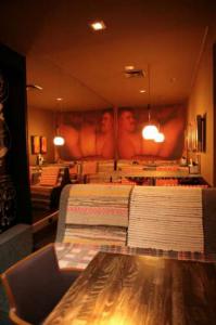 Около журфака МГУ есть кафе ete and talk, там постеры жирного толстого мужика по всем панораме выстроены.

и это  в 1 мин. от Кремля