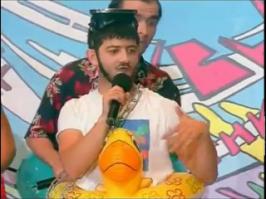 - Скажите, тренер, а что делать, если мы вдруг подплывем к акулам?
- К акулам!? У, брат! «Какулам» лучше не подплывать. Если вы вдруг увидели в воде «какулы», надо эти «какулы» от себя, так, рукой отогнать и срочно плыть на другой пляж, где «какул» нет.