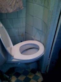 Стену поставили раньше унитаза О_о