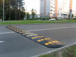 лежачи полицейски... и главное работает - ОСТАНОВИЛИСЬ...