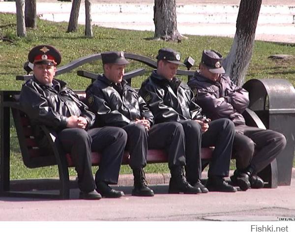 Сам смысл действий ребят, понятен, ясен и поддерживается мною беспрекословно, если делаются такие дела вежливо. Но есть вещи мне не понятные, а) почему аре не в ломили после того как он набросился на девченку? Парни, вы как то аморфно на все это реагировали. Позволяли таскать боевую девченку за хибон. Благо хоть, девченка 10 парней стоит. Без страха и упрека. Жаль папа у нее не боксер, под учил бы, и парней не надо. Упаковала бы аккуратно в багажник и ключи в водослив.  Чура с самого начала вел себя не адекватно и агресивно. Могу ошибаться, но  это уже не первая их встреча и даже полицию вызывали. Там где к пассажирке подошли, да глупо... она не за рулем, какие к ней претензии. Хотя ее вопли "Ты даже не знаешь с кем связываешься" дает понять о безнаказанности это особы. Из всего выше увиденного можно сделать вывод, что "Полиция" и "ГИБДД" работать искренне пока не хотят,  в место них на улицы выходит молодежь.