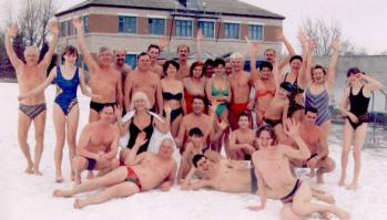 Хочет девченка так ходить зимой, пусть ходит. Не нам решать будет она болеть или нет. О своем здоровье лучше позаботьтесь.