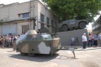 Укробронетанковый блокпост: проект "Смерть четверых"
Николаевский бронетанковый ремонтный завод за счет собранных с окружающих средств сконструировал методом попила бабла и распила БРДМ-2 братскую могилу на колесах. da_dzi долго не верил, что это правда. "Да ладно, это шутка, фейк, кто-то над укропами прикалывается". Ага, щщаз! Бронетанковый завод в Николаеве на собранные с народа деньги (государство денег не дает) и тупо выпилил  кусок дозорной машины. Очень удобно - загнал куда-то - и уже не сбегут - двигателя нет. А представляете, сколько таких ржавых консервов можно найти по задворкам и еще попилить!? Их же с 63-го года почти 10 тысяч выпустили. В 2010г. только в строю ВСУ имели более 600 единиц. И где они?

"Самое полезное, что мы делаем – мы помогаем армии. 
На сегодняшний день наши фермеры оказали поддержку в финансировании и Александр Швец (директор завода) выполнил свою задачу – мы передаем наш  БТР нашим пограничным войскам. Я хочу сказать, что этим все не будет заканчиваться, это будет благодарственное отношение к тем людям, которые оказали поддержку в реализации такого подарка для пограничных войск. Это первый, будем так говорить, подарок, - сказал Николай Романчук.
