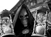 1.
Звонок в дверь. Мужик открывает и видит маленького такого мужичёнку, скромненького..
-Ты кто?
- Пи@дец.
- И что??
- А всё..

2.
Стук в дверь, открываю — стоит смерть с отвёрткой в руках.
- А ты чего это без косы??
— Да я за компьютером..