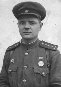 Офицеров Медалью за отвагу тоже награждали, но как правило до майора. В современной России тоже награждают, и тоже в-основном младших офицеров до майора. У меня товарищ получил будучи капитаном.