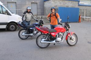 Уже в начале июля были сделаны первые поставки бюджетного мотоцикла M1NSK D4 125 в Россию. Вот и первые покупатели. Вроде по штуку баксов стоит мотик. Думаю себе на дачу прикупить кататься )