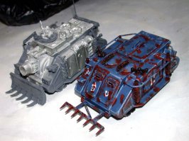 Как то покрасил для приятеля ультрамаринов. 400 фигурок и 25 единиц техники. Новой и пре - хереси. Еще свое время красил зеленого рыцаря из Warhammer fantasy battle. А уж скавенов целый легион. Правда, не ГВшными красками, а Валеджо. Могильщик риперовский, криговский комиссар заказной 35 масштаб.