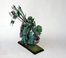 Как то покрасил для приятеля ультрамаринов. 400 фигурок и 25 единиц техники. Новой и пре - хереси. Еще свое время красил зеленого рыцаря из Warhammer fantasy battle. А уж скавенов целый легион. Правда, не ГВшными красками, а Валеджо. Могильщик риперовский, криговский комиссар заказной 35 масштаб.