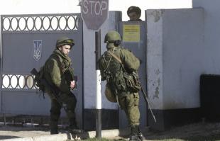 "Они обратились к ополченцам с просьбой оказать им помощь при переходе на территорию России в связи с тем, что они не желают воевать против собственного народа", - сообщили в погрануправлении.

"Около 20.30 мск 41 украинский военнослужащий оставил свои воинские части и прибыл на украинский пункт пропуска "Изварино". Они обратились к ополченцам с просьбой оказать им помощь при переходе на территорию России в связи с тем, что они не желают воевать против собственного народа", - сказал Малаев.
Он добавил, что все украинские военнослужащие уже перешли на территорию России через российский пункт пропуска "Донецк".