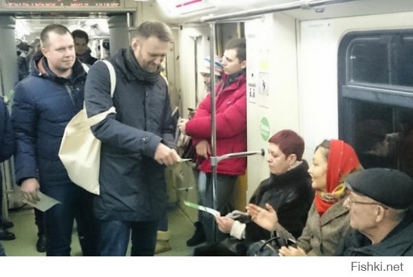 "Алексея и всех, кто был с ним, задерживают. Сейчас выводят из метро…. Задержали только Алексея и Колю Ляскина"