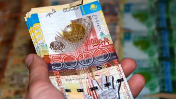 Казахские тенге оригинальны, с отпечатком ладони Назарбаева: