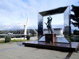 Мне одного рожденья мало,
Расти бы мне из двух корней…
Жаль, Черногория не стала
Второю родиной моей.