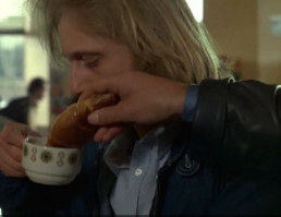 Круассан в чашке инспектора Фарша.