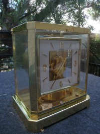 Причём в механических. Сам электронщик лет 20 как. Увлёкся механическими часами. В них есть что-то простое и в то же время удивительное. Они работают без батареек, розеток. Их звук чистый и натуральный. А какие чудеса делали часовые мастера лет сто назад? А сколько механизмов придумано.
 А эти одни из самых совершенных. Признаюсь - мои.