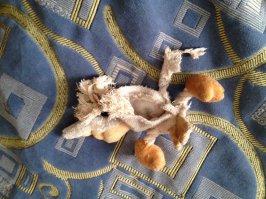 Не-е-е-е... У нас так долго любимые игрушки не живут... Час от силы и новая нужна... ;-)