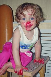 Впишу историю этого фото. Специально для говорящих "лучше за детьми смотреть надо". Были в супермаркете, по дороге домой "дитёныш" мой заснул светлым сном в автокресле. Живу в частном доме. Аккуратно ляльку занесла в дом и положила у нас в спальне на кровать, дабы собак наш не разбудил маленькую своими "танцами радости". Пошла выгружать пакеты из машины. На все ушло не более 5-7 минут. Убираю в прихожей обувь, выползает из спальни мое чадо. Картина маслом. Сначала чуть кирпичей не наложила, очень уж кроваво из далека смотрится, потом поняла, что нет больше у меня красной помады. К слову, уделана стенка в спальне и всё покрывало на кровати. Контрольное время - 7 минут.