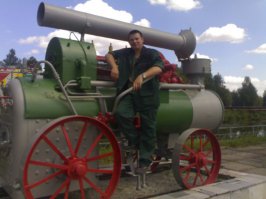 В 2008м был на этом заводе в командировке - тянул локалку по всему заводу. Тогда он выпускал 6 тепловозов в месяц. В СССР выпускали 60... Завод ни разу не в жопе (по крайней мере был). Цеха там хоть и старые, но в цехах оборудование более чем хорошее. Завод сам по себе огромный, с бомбоубежищами и яблоневыми садами. По территории протекает ручеек от верхнего озера к нижнему, в ручейке водится рыба. но ловить на территории завода запрещено. 
Местные рассказывали что в лихие 90е с завода украли один тепловоз (уж не знаю правда или нет).