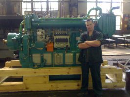 В 2008м был на этом заводе в командировке - тянул локалку по всему заводу. Тогда он выпускал 6 тепловозов в месяц. В СССР выпускали 60... Завод ни разу не в жопе (по крайней мере был). Цеха там хоть и старые, но в цехах оборудование более чем хорошее. Завод сам по себе огромный, с бомбоубежищами и яблоневыми садами. По территории протекает ручеек от верхнего озера к нижнему, в ручейке водится рыба. но ловить на территории завода запрещено. 
Местные рассказывали что в лихие 90е с завода украли один тепловоз (уж не знаю правда или нет).