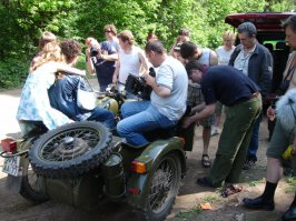 Про мой зеленый люлечник уже книгу можно написать, т.к. обладаю им аж с 2001 года. Вот один из самых ярких дней в его жизни: съемки в телесериале "МИ все-таки я люблю" (16 серия)