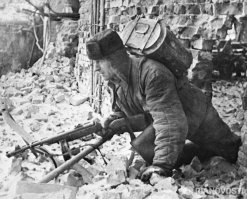 "Солдат доставляет обед на передовую."
Странно. Барашки не завинчены, кашу так рассыпет, скорее всего солдат отправился за обедом