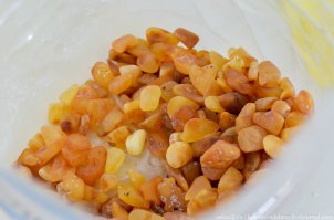 Вот тут похоже на курагу!
А на следующей, скорее уже не леденцы, а ананасовые дольки сушеные!
а шарикомашинка вообще на пельменницу смахивает