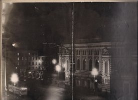 Театральная площадь, 80-е годы прошлого века. Город украшен к празднику 8 Марта. "Да здравствуют советские женщины!" - лозунг над входом в театр.