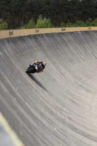 Самолет перед посадкой - вполне штатное явление.
Мотоциклист на треке - что там критического? То, что фотографию развернули на 35 градусов для пущего драматизма?