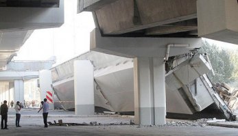 я в шоке, не, это как мля? они что, просто поставили  поперечины сверху и мазнули цементиком???? ну это П№зДеС!!! Та тут с%ка должен быть сплошно монолит от основания до верхушки опоры в стили "Т" причем с густой арматурной сеткой, мля слово сложно подобрать!