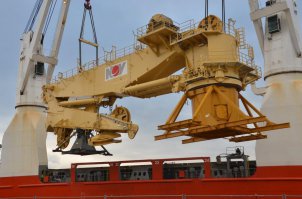 Мы делаем судовые краны до 600т. 
Вот один из наших при отгрузке.
Сам тоже весит от 300 до 800т.