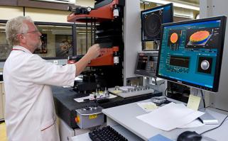 всё это конечно прекрасно и познавательно, однако глядя на это наше "современное" производство высокоточной оптики сердце кровью обливается, скажите это чем-то напоминает то как сейчас шлифуют линзы???