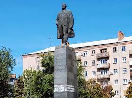 В Ростове и улица и площадь и два памятника Ленину.