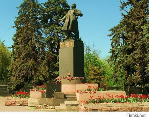 В Ростове и улица и площадь и два памятника Ленину.