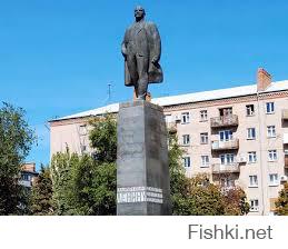В Ростове и улица и площадь и два памятника Ленину.