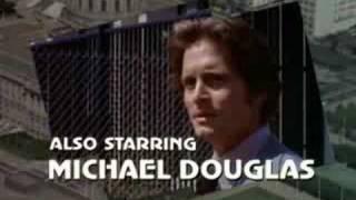 Затем Лесли Нильсен успешно появился в кадре в ленте "Улицы Сан-Франциско" - это сериал такой был и одну из главных ролей Майкл Дуглас играл.